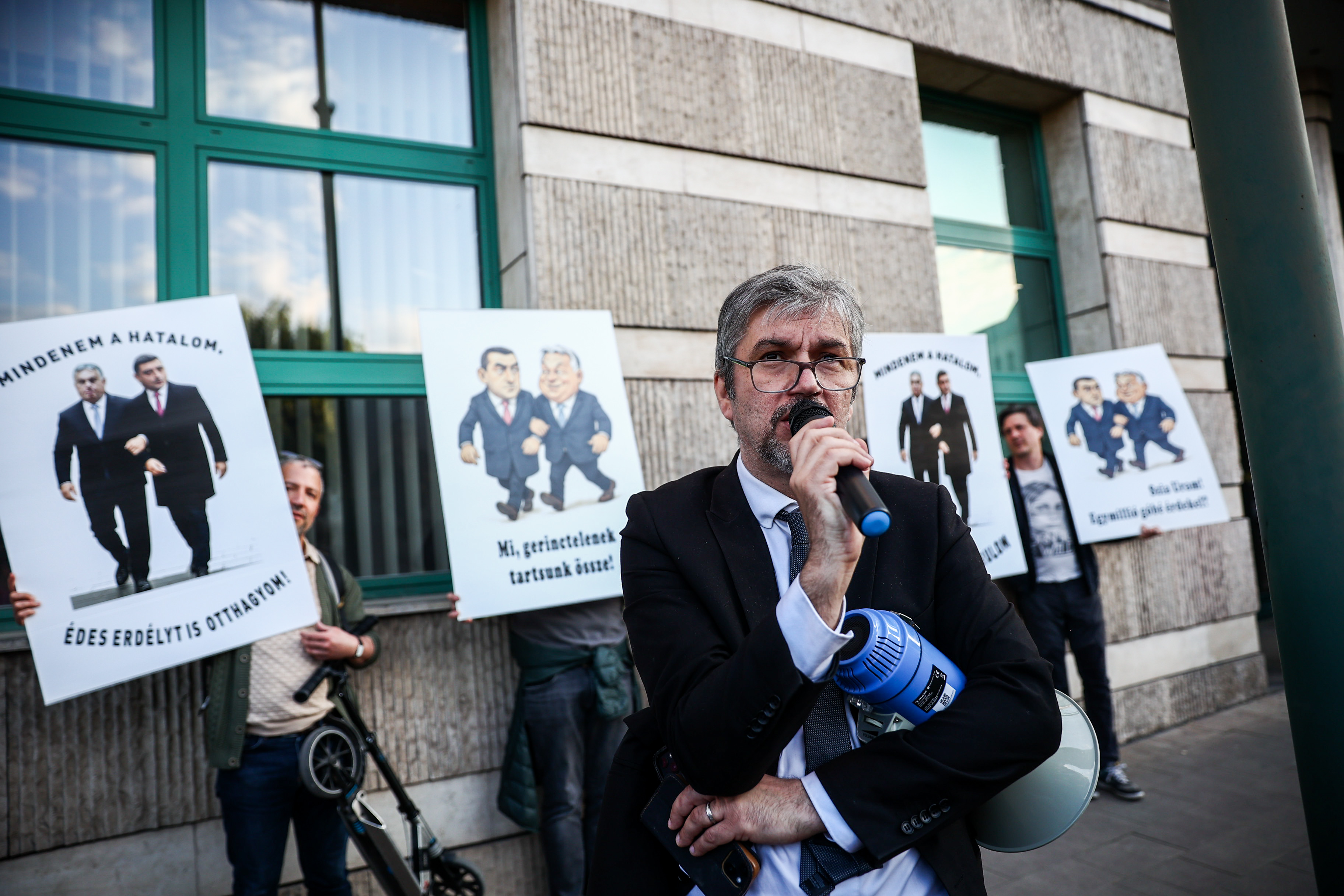 Hadházy Ákosék a Külügyminisztérium elé vonultak, jövő héten újra tüntetnek 5
