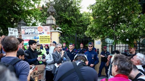 Együttérez nyomorult szakmájuk miatt a rendőrökkel Hadházy Ákos