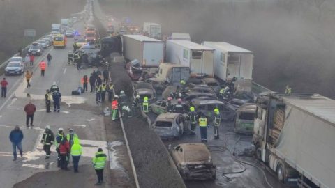 Három gyanúsítottja van a két évvel ezelőtti 43 autót érintő halálos tömegbalesetnek