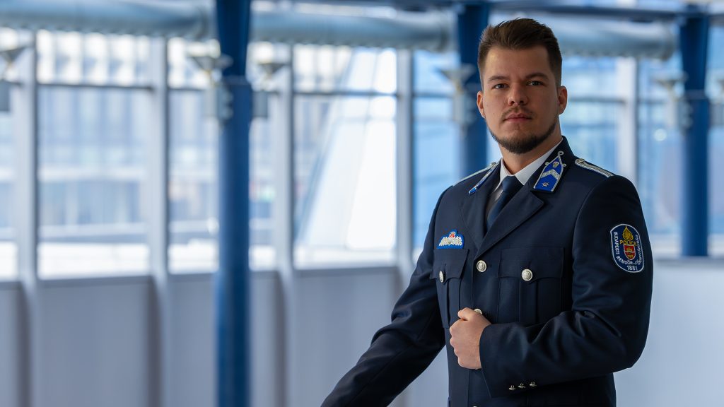 Megvolt az első fegyelmi tárgyalása annak a rendőrnek, aki nem akart a KDNP reklámarca lenni