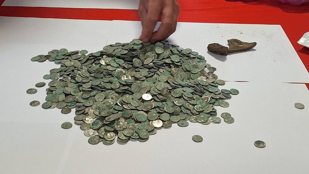 Római kincsre bukkant egy fémkeresős férfi Romániában