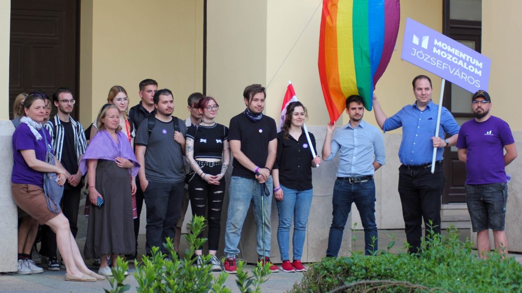 Kiteszik a kulturális bizottságból a debreceni Pride-tüntetést szervező momentumos politikust