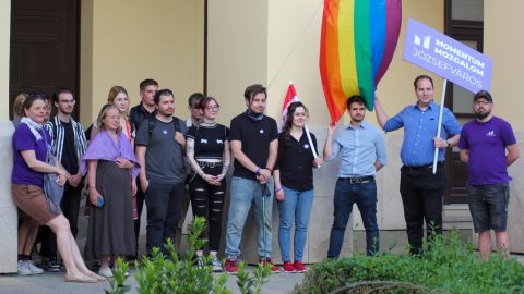 Kiteszik a kulturális bizottságból a debreceni Pride-tüntetést szervező momentumos politikust