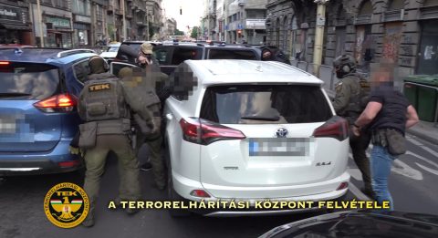A kormány közzétett egy videót a kémkedéssel gyanúsított ukrán férfi budapesti elfogásáról