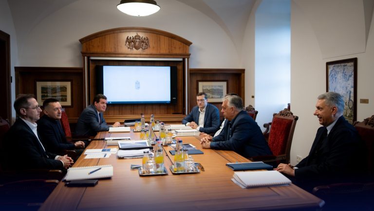 Orbán közölte, hogy meg akarja vétózni az orosz energiáról való leválást Brüsszelben
