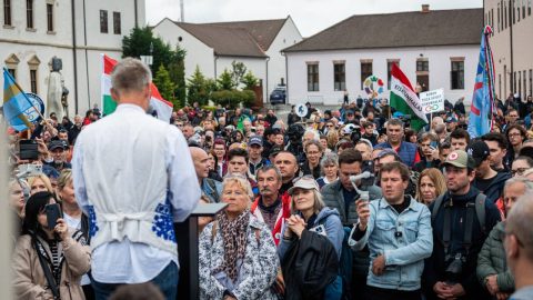 Magyar Péter egyik nagyváradi ellentüntetője azt állította, hogy egy kormányközeli cégben dolgozik