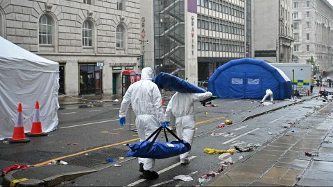 A mentőautót követve jutott be a lezárt utcába az az autó, amely a Liverpool bajnoki címét ünneplő tömegbe hajtott