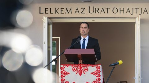 Legalább százezer forintra büntetnék azt, aki élő állat társaságában koldul