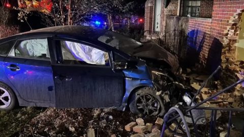 Tizenhat hónap alatt ötször rohant autó egy denveri család házának