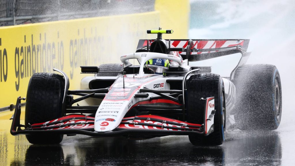 Forma-1: életveszélyesen indult a boxból, elbukta pontját a Haas pilótája