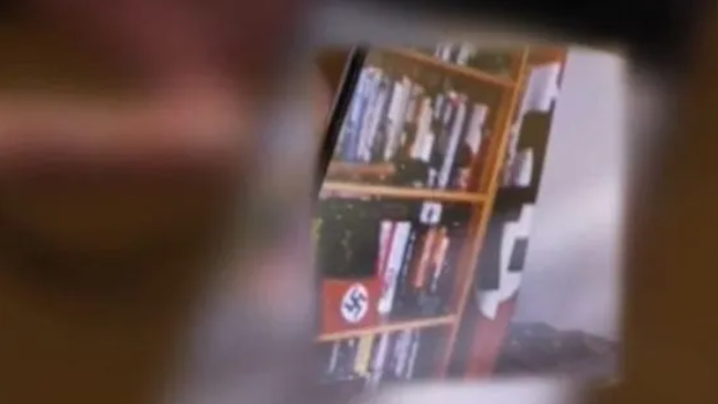 Hitler-képpel a háta mögött csatlakozott a videóhíváshoz a brit mentős