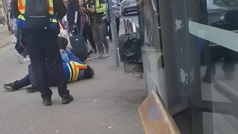 Leteperték a BKK rendészet női munkatársát a Blaha Lujza téren, kollégája végignézte az egészet