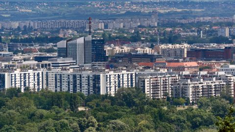 Ki akart ugrani egy angyalföldi panzió ablakából egy fiatal lány, miután összeveszett a testvérével, a rendőrök rántották vissza – videó