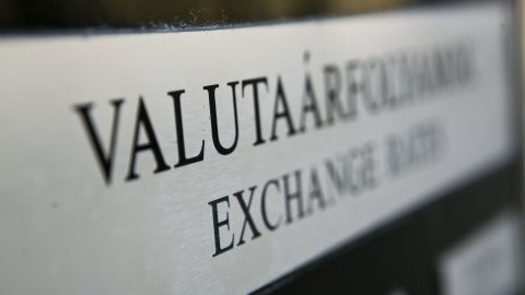 Komoly bajba kerülhet a forint a választási pénzszórás miatt