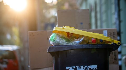 Mutatjuk, mi a különbség, ha a szelektívbe kerül a szemét vagy a vegyes kukába