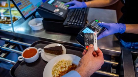 Nem használta a bankkártyáját, ezért a lejártakor nem kapott automatikusan újat