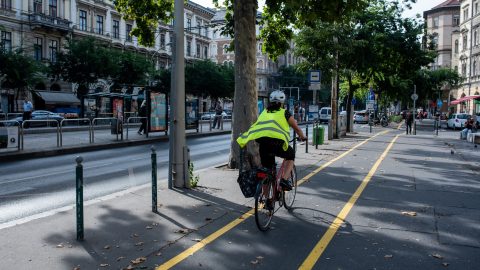 Indul az újabb védett kerékpársávok kialakítása Budapesten