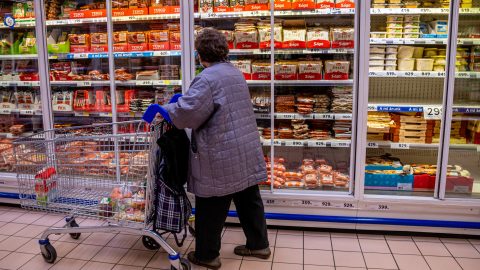 30 ezer forintos élelmiszer-utalvánnyal kedveskedik a kormány a nyugdíjasoknak