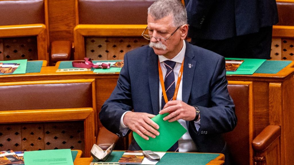 Kevés az alkotmánybíró, Kövér László újakat kér