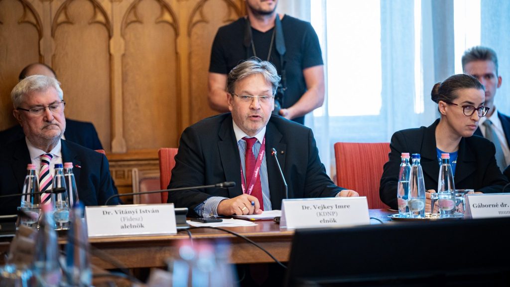 Pápaválasztás: Erdő Péterért imádkozik Vejkey Imre