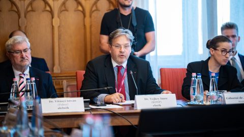 Pápaválasztás: Erdő Péterért imádkozik Vejkey Imre