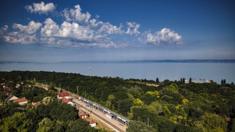 Pályafelújításokkal készül a balatoni főszezonra a MÁV