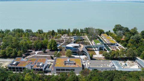Eladja az MNB a balatonakarattyai konferenciaközpontját, ahova még a Balatont is bevezették