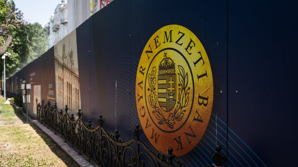 444: a jegybank alapítványa megvett és felújított egy budavári ingatlant, majd továbbadta a jegybank elnök fiának, akinek most bérleti díjat fizet