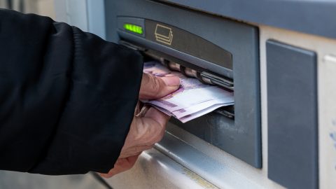 Ingyenes készpénzfelvétel: elrugaszkodtak a bankok a 150 ezres limittől