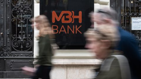 Banki csalássorozat: újra kivizsgálja a korábban elutasított panaszokat az MBH Bank