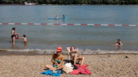 Medencék és természetes vizek: mikortól és mennyiért lehet idén strandolni Budapesten?