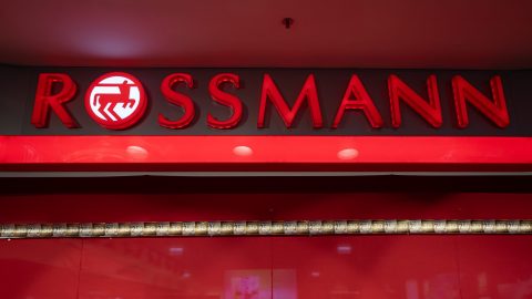 Mennyiségi korlátozást vezet be a Rossmann az árrés-csökkentéssel érintett termékekre
