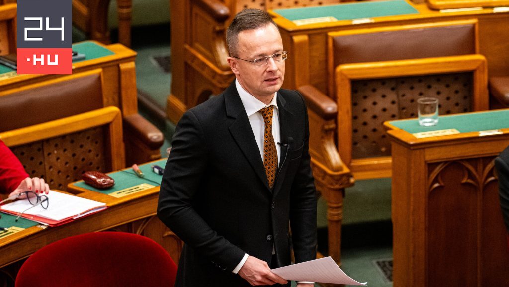 Hadházy Ákos arról posztolt, hogy Szijjártó Péteren 90 ezres póló, feleségén 400 ezres cipő, fotójának hátterében pedig 3 milliós hangszóró van