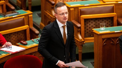 Hadházy Ákos arról posztolt, hogy Szijjártó Péteren 90 ezres póló, feleségén 400 ezres cipő, fotójának hátterében pedig 3 milliós hangszóró van