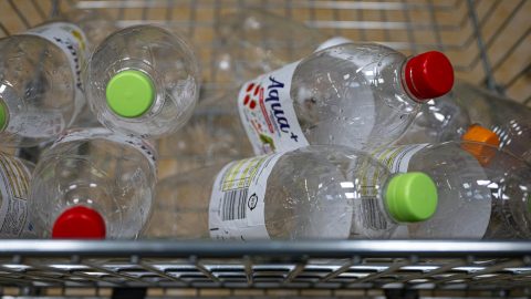 Visszaváltható flakonokkal teli zsákot raboltak egy férfitől Veszprémben