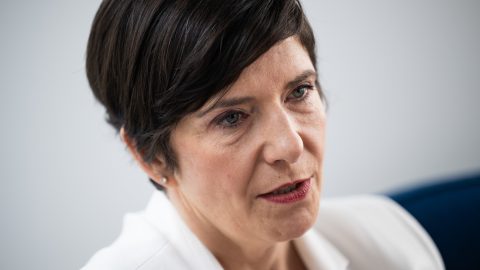 Dobrev Klára: Dermesztő hallgatni ezt a háborús hisztériashowba öltöztetett uszítást