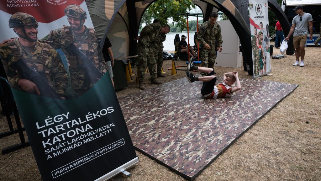 Blikk: Hamis diplomák miatt razziázhattak laktanyákban
