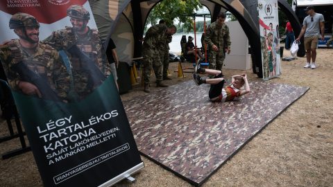 Blikk: Hamis diplomák miatt razziázhattak laktanyákban
