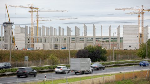 Költségvetés 2026: „álcázva” dőlnek a 100 milliárdok az akkugyárakhoz