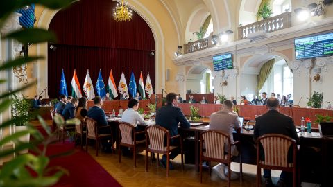 A Fidesz-frakció tagjai is megszavazták a sajtó- és véleményszabadság mellett kiálló nyilatkozatot a Fővárosi Közgyűlésben