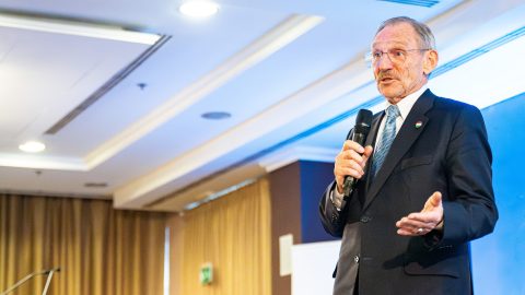 Pintér Sándor elismerte, hogy jelentős emberhiány van a gyermekvédelemben