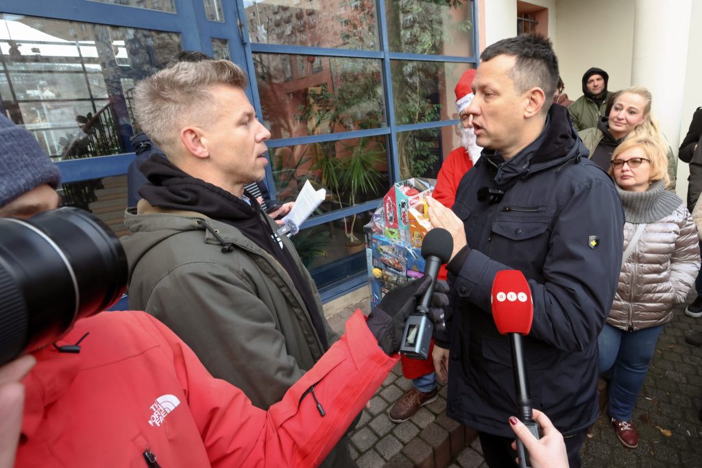 Fordulat: Magyar Péteréket beengedik a gyermekotthonokba, odaadhatják az ajándékokat