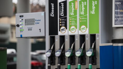 Csütörtökön olcsóbb lesz a benzin és a gázolaj is