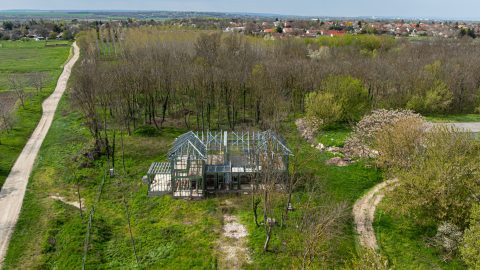 Elhagyatott épülettorzók, köddé vált cégek: nem épülnek a bölcsődék, amikre százmilliókat adott az Európai Unió