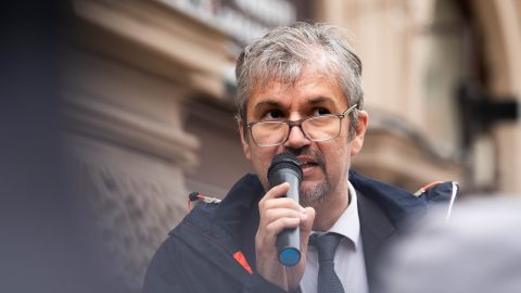 Hadházy keddre a Ferenciek terére hívja a tüntetőket