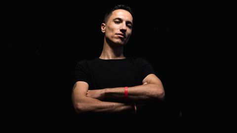 „Nem én vagyok különleges, hanem az, amit végigvittem” – az árvának született Dávid csodanehéz útja a hajléktalanságtól a boldogságig