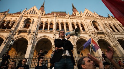 Hadházy egy 16 milliárd forintos uniós projekt „szétlopásáról” posztolt