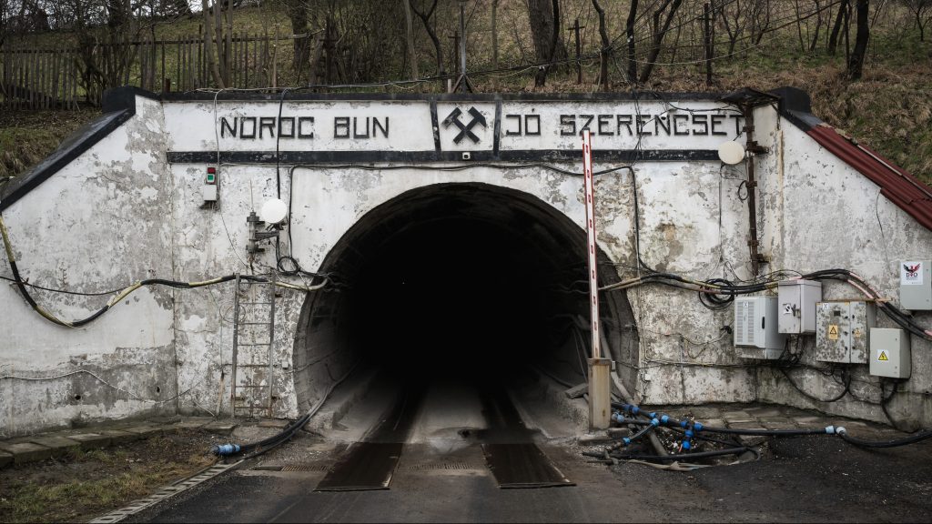 Először közöltek fotókat a vízzel elárasztott parajdi sóbányáról