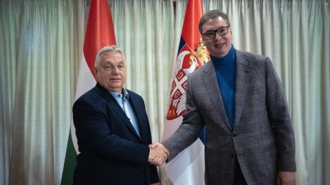 Orbán délelőtt kínai párttitkárt fogadott, délután már Vucsicsot látogatta Belgrádban