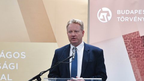 Egy törvényszéki elnök nem javasolja a beosztottjainak, hogy részt vegyenek egy bírói függetlenségről szóló workshopon